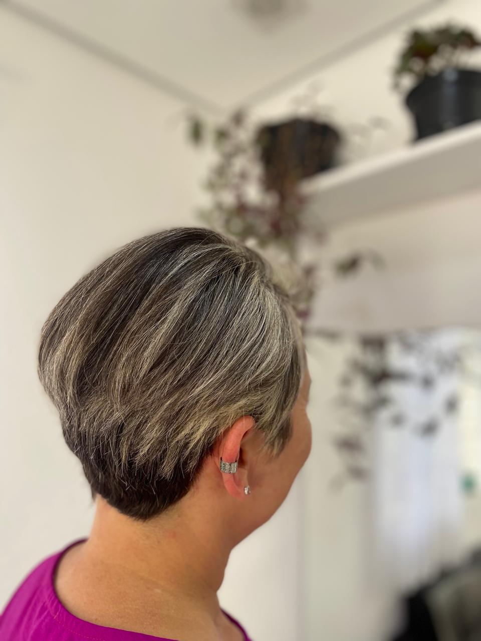 Corte curto e grisalho feito na Josy Cabeleireira