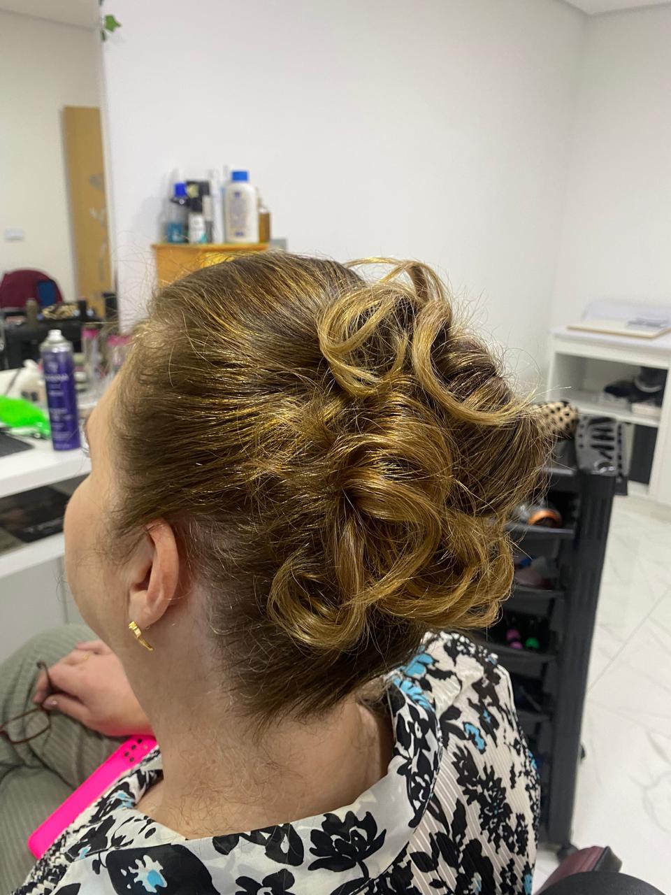 Penteado finalizado na Josy Cabeleireira, no Capão Raso