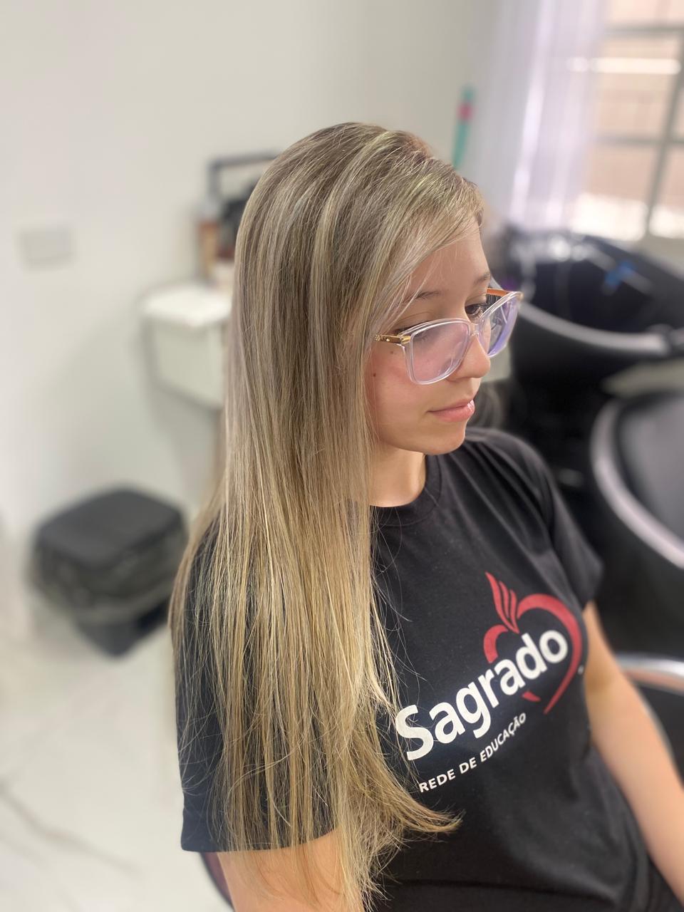 Cliente com cabelo longo e claro, atendida na Josy Cabeleireira, no Capão Raso